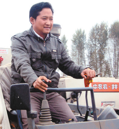 图为李华靓在驾驶农机设备。（资料照片）