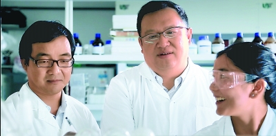 钟扬（中）和学生在一起。 复旦大学供图