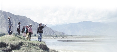 钟扬(右一)开展野外考察 复旦大学供图