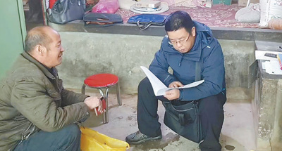 黄星（右）在陕西进行脱贫成效交叉考核入户核实调查。