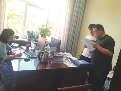 朱峻甫生前和同事一起讨论工作方案，资料照片