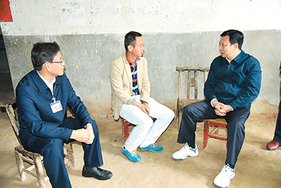 2016年10月14日，杨汉军（右）在武汉市新洲区调研精准扶贫和灾后重建工作。