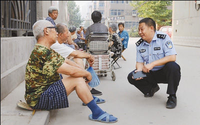 图为吕建江（右一）在与居民谈心。