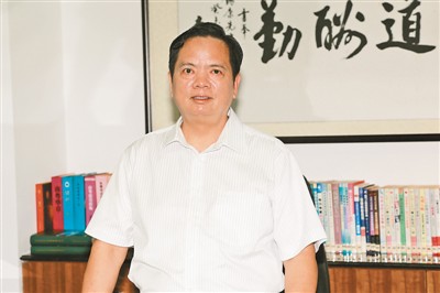 黎锡康在办公室。