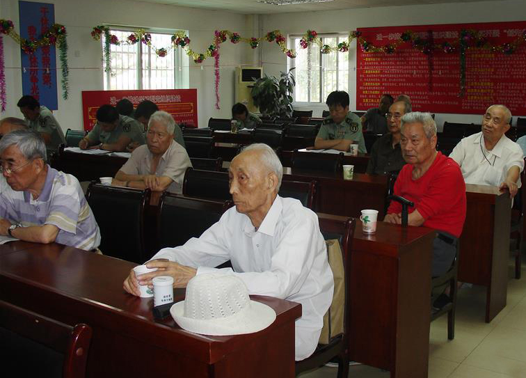 干休所每次上党课,周智夫(前排右)都坐在第一排听讲(2011年6月8日摄)。