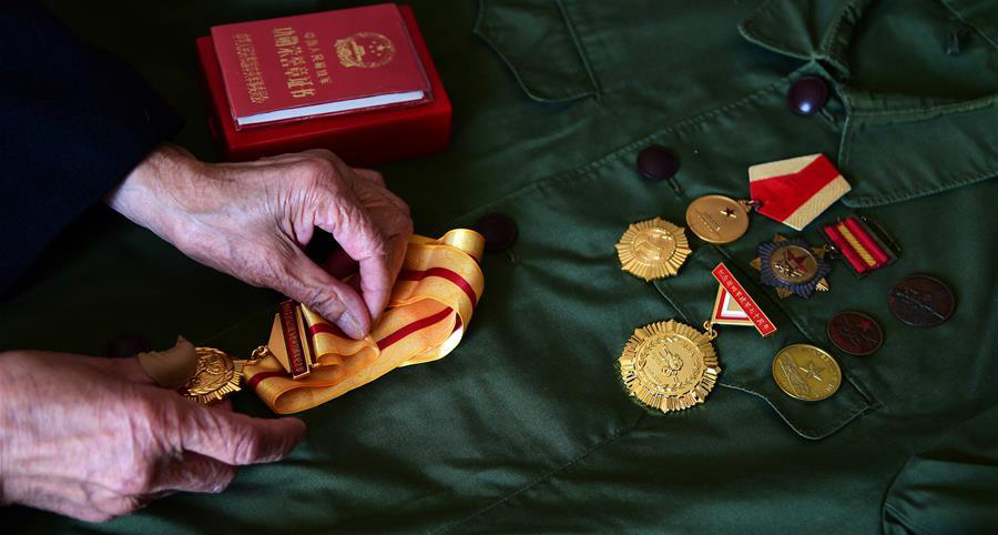 周智夫一生获得的荣誉章(2018年4月8日摄)