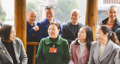 姚庆英(中)在宣讲党的十九大精神。