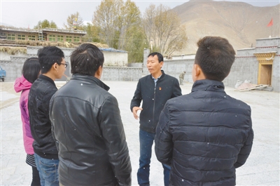 尼玛石曲在仁欧村社区广场上宣讲党的十九大精神。