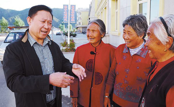 在周台子新村老年公寓,范振喜正在和老人们聊天。