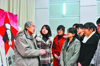 王辅成在向青年学生宣讲雷锋精神。 资料图片