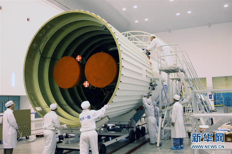 在西昌卫星发射中心总装车间,科研人员正在对尾裙(2009年8月11日摄)。新华社发(航天科技集团第一研究院供图)