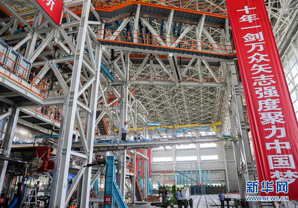 在位于上海浦东机场区域的中国航空工业飞机强度研究所内,工作人员在C919大型客机10001验证飞机的工作平台上作业(6月21日摄)。新华社记者 丁汀 摄