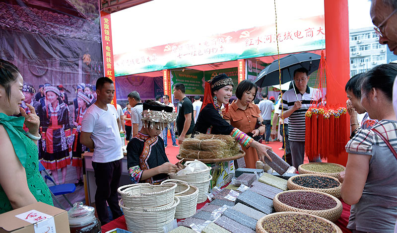 6月23日，在广西大化举行的“党旗领航·电商扶贫”红水河流域电商大集暨“七一红色购物季”活动中，蓝芳灵展销从贫困户手中收购的黑豆等杂粮。