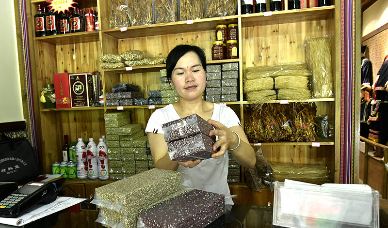 6月21日，弄腾村党支部副书记蓝芳灵有布努人家农家乐整理包装好的杂粮。