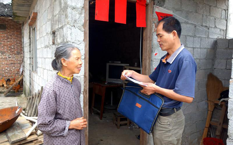 冯文林了解帮扶贫困户的生活情况