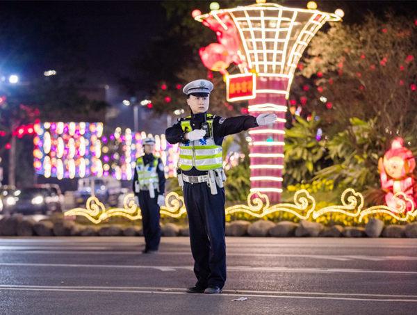 杨雪峰正在指挥交通(资料图)