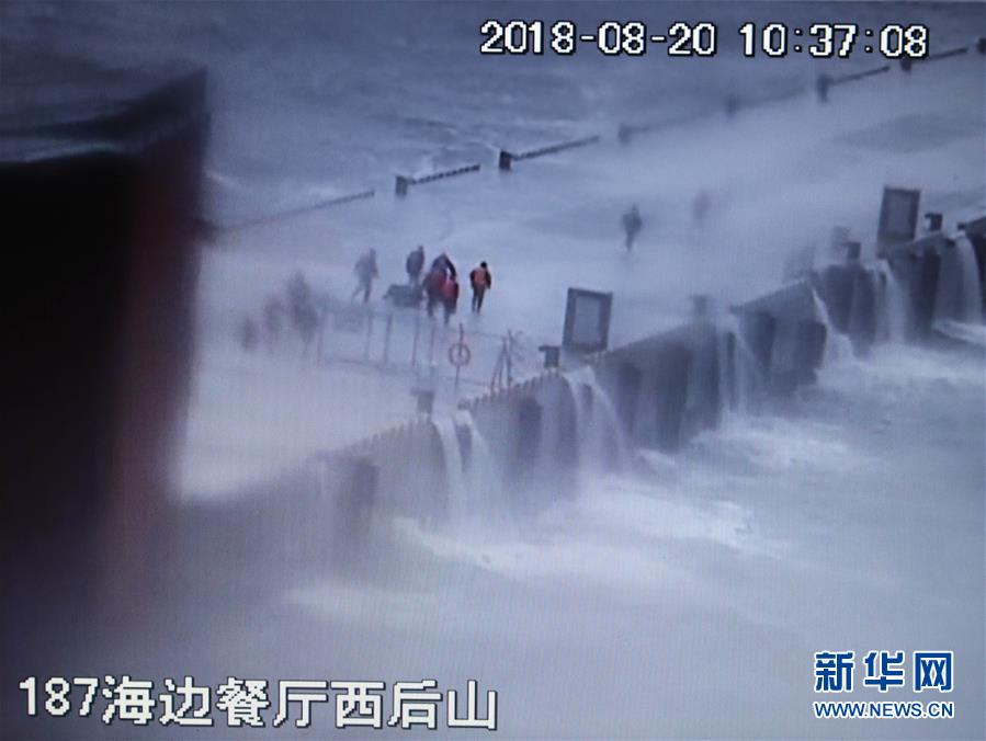 这是翻拍的8月20日现场监控录像。录像记录了黄群、宋月才、姜开斌等同志抢救国家某重点试验平台的场景(8月26日摄)。新华社发