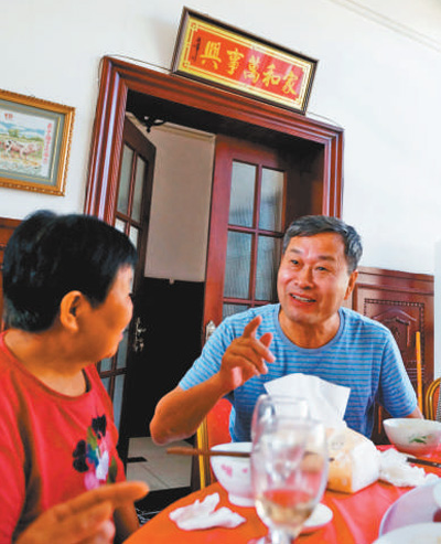 王贵武（右）在与抗洪烈士母亲一起就餐。李胜利 摄（人民视觉）