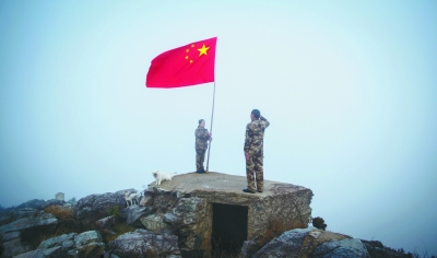 　　王继才夫妇在开山岛举行向国旗敬礼仪式。新华社记者 李响 摄