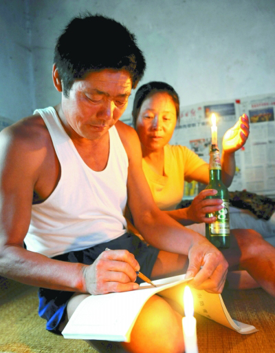 　　王继才夫妇记录巡逻日志 王志国摄 光明图片