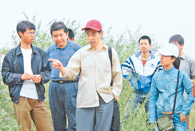 　　邵明安（中）院士带领学生考察野外试验地。资料照片