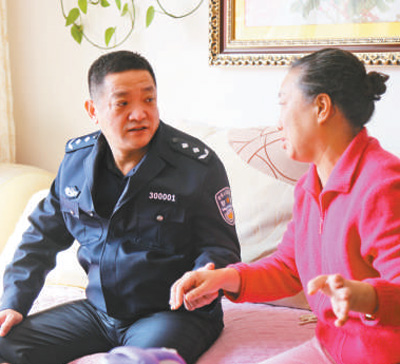 杨维林（左）在调研中与群众交流。资料照片