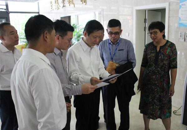 2017年9月4日，陆方舟（右三）率队赴中国质量认证中心调研。