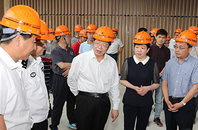 　　浙江省湖州市委副书记、市长钱三雄（前右三）检查位于德清县的首届联合国世界地理信息大会项目建设。