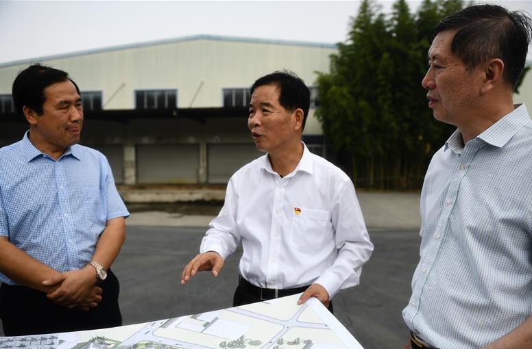 　　李世贵（中）在南京江宁高新区调研低效土地置换问题。