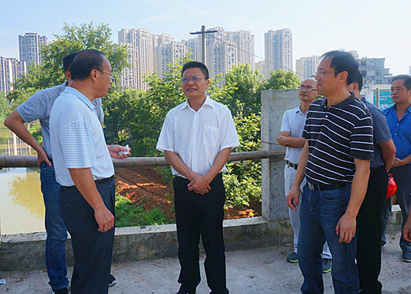 图为张国旺（中）在调研。