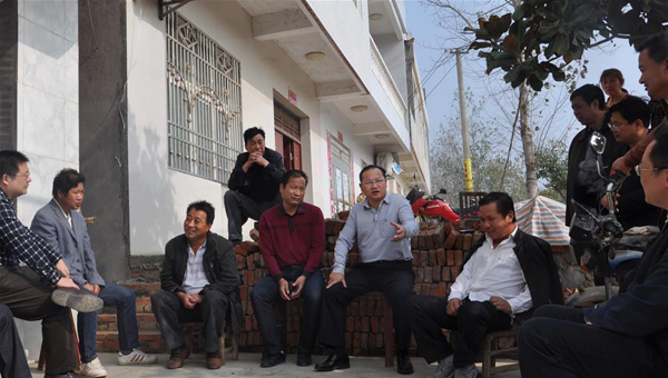 吴锦（左六）与群众开“院子会”（2014年10月22日摄）。