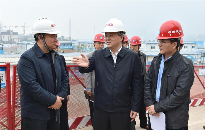 周红波（中）检查五象新区重点项目建设进展情况（2016年12月19日摄）。新华社发