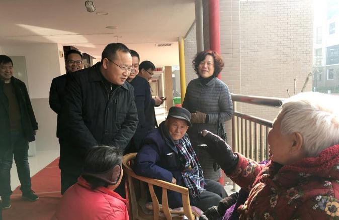 　　吴锦（左三）在天门市民政事业园看望老人。新华社发