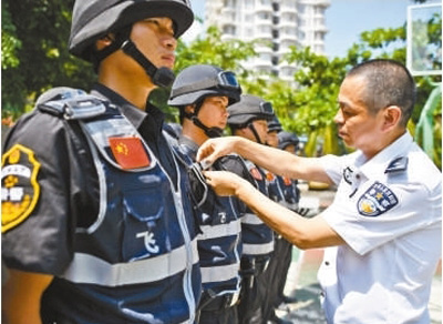 张兆腾(右)为“飞鹭支队”队员整理警容。