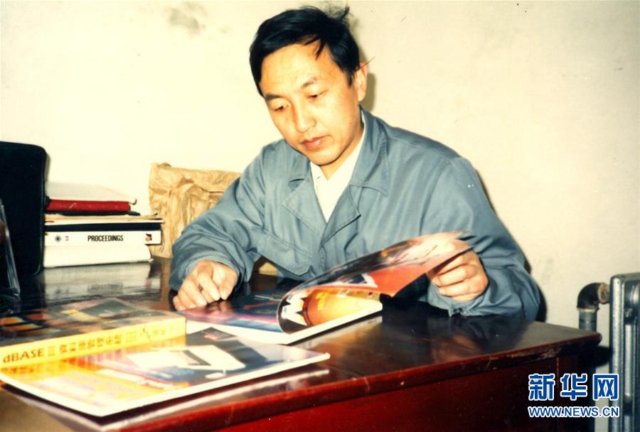 这是柳传志早年工作照片(资料照片)。