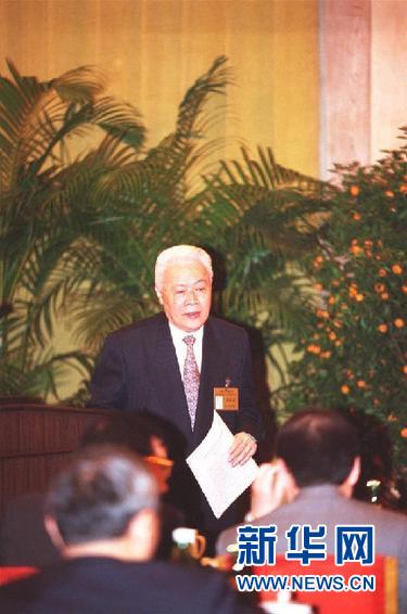 这是1997年5月在北京拍摄的许崇德。 新华社记者 刘建生 摄