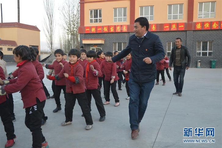 库尔班·尼亚孜带领学生开展课外活动（资料照片）。