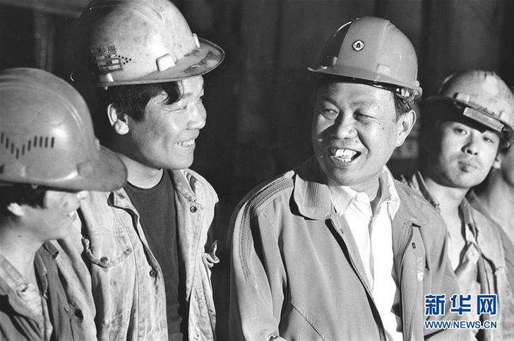 刘汉章（右二）在邯钢车间向工人了解生产情况（资料照片）。 新华社记者 张小军 摄