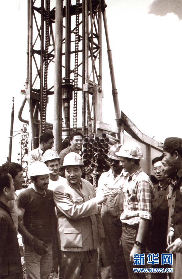 这是工作时的陈日新(资料照片)。 改革开放初期,我国首个最大的中外合作项目——平朔安太堡露天煤矿落户山西朔州。在这块“试验田”上挥锄耕耘的,是原平朔煤炭工业公司党委书记、总经理陈日新。时至今日,他种下的“种子”已经成长为参天大树。