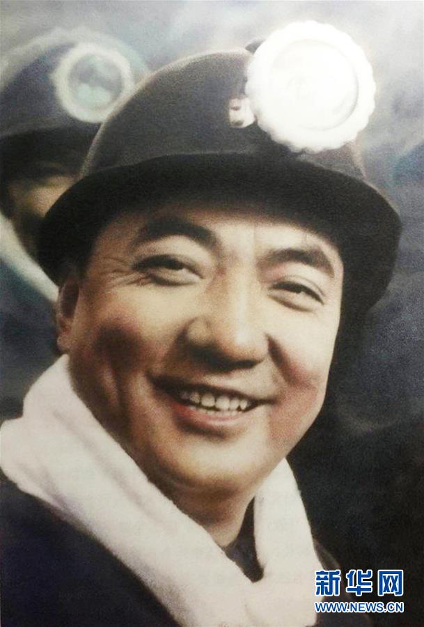 这是工作时的陈日新(资料照片)。 改革开放初期,我国首个最大的中外合作项目——平朔安太堡露天煤矿落户山西朔州。在这块“试验田”上挥锄耕耘的,是原平朔煤炭工业公司党委书记、总经理陈日新。时至今日,他种下的“种子”已经成长为参天大树。