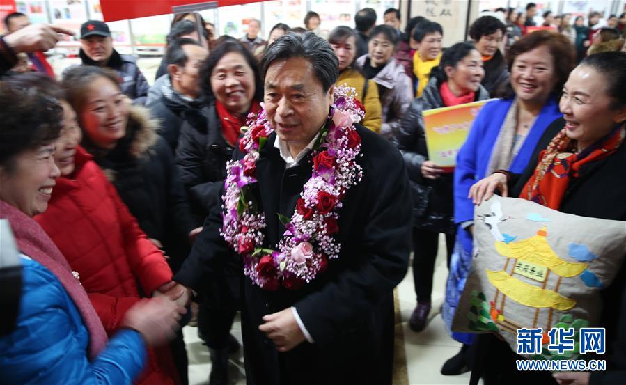 2018年12月19日，茅永红载誉回到百步亭社区。新华社发