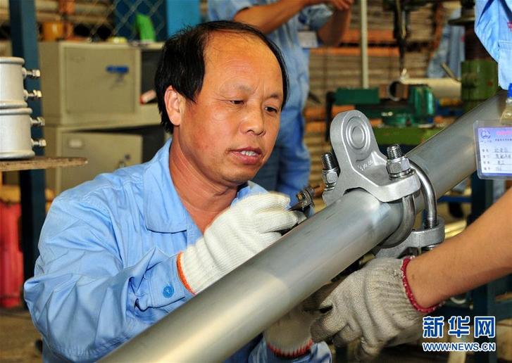 巨晓林在津秦铁路客专中心料库进行接触网预配（2012年8月14日摄）。新华社发（李朝臻 摄）