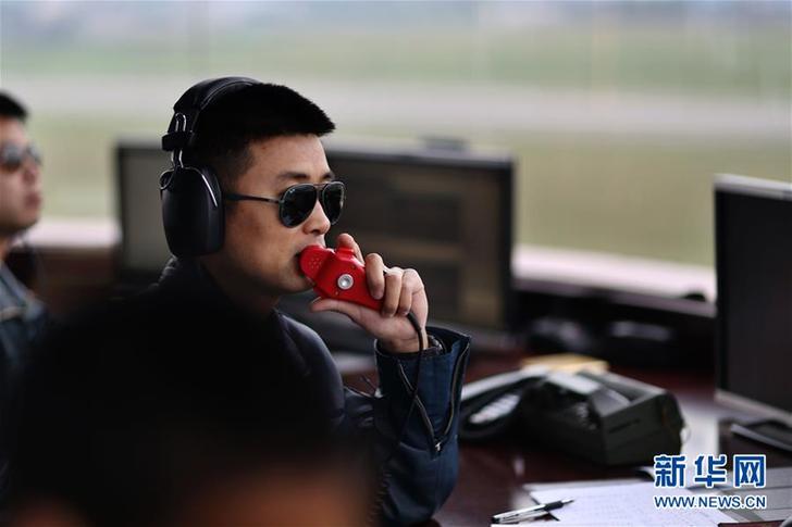 蒋佳冀在塔台指挥空中训练（2014年11月18日摄）。新华社发（刘畅 摄）