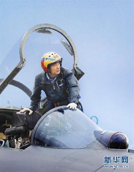 蒋佳冀登机准备训练（2014年12月2日摄）。 新华社发（梁杰 摄）