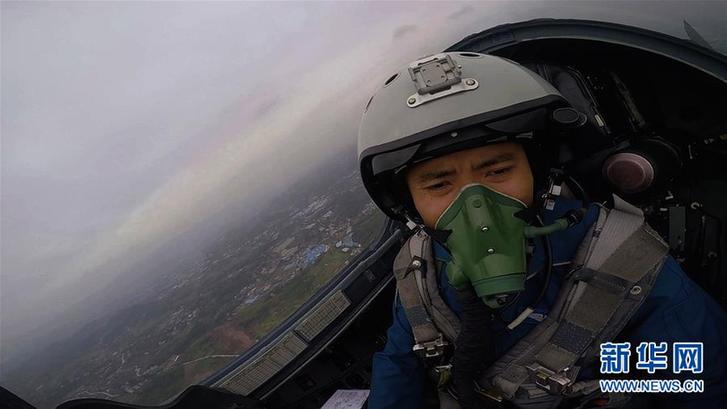 蒋佳冀驾驶战机升空，直奔目标空域展开空战训练（2014年10月11日摄）。新华社发（刘应华 摄）