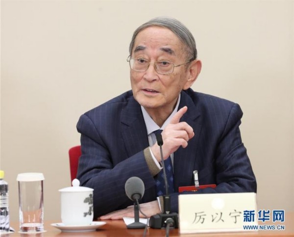 厉以宁在全国政协十二届五次会议一场记者会上回答记者提问（2017年3月6日摄）。新华社记者 张玉薇 摄
