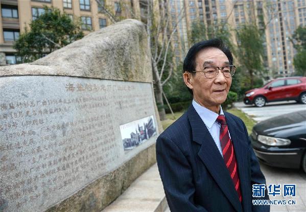 步鑫生在海盐衬衫总厂厂址纪念碑前(2013年11月10日摄)。新华社记者 韩传号 摄