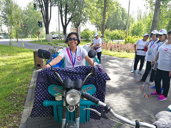 贺玉凤和志愿者们一起捡垃圾