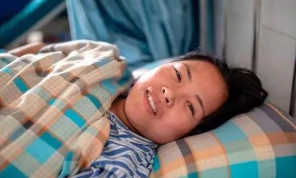 躺在病床上的吴邮邮