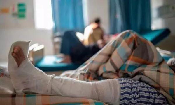 吴邮邮左腿严重骨折